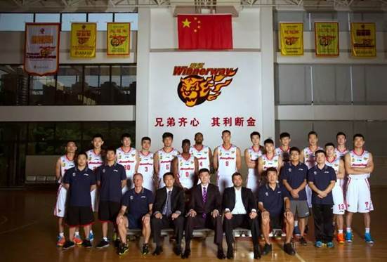 福利三   与广东宏远来球队近距离接触互动切磋篮球技艺