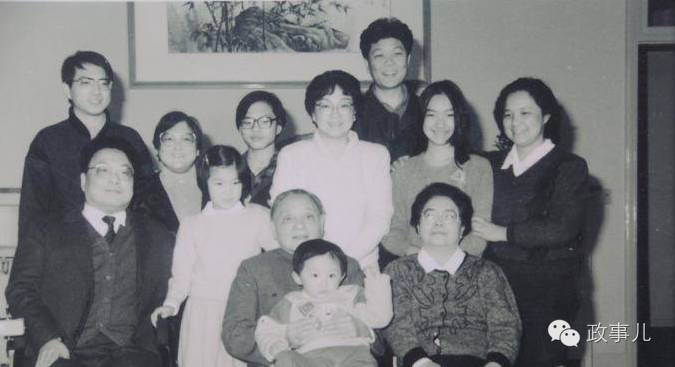 邓朴方（二排左一）与家人