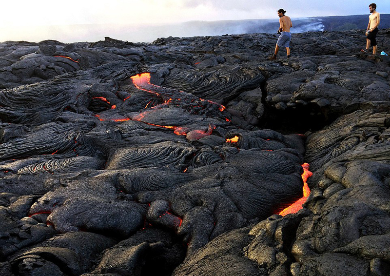 夏威夷火山爆发高温熔浆流淌成奇观.