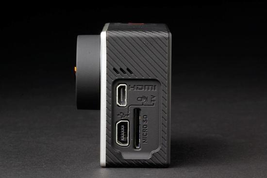 不过,这些接口都设置了密封盖,所以目前未能确认这款gopro hero 5在