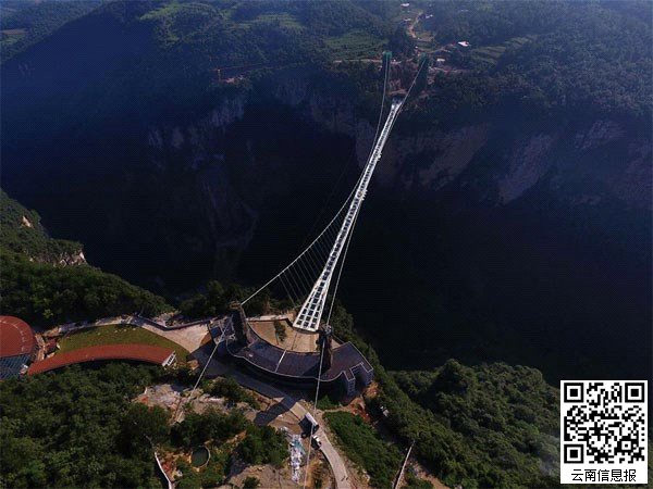 张家界大峡谷风景区栗树垭和吴王坡区域内,桥面由99块全透明玻璃铺设