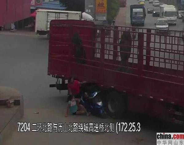 生命诚可贵 远离大货车 大货车拐弯"放倒"电动车