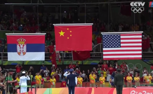 国歌奏响的时刻,然而里约奥运会组委会再次把中国的五星红旗
