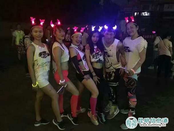 昆明首次荧光夜跑派对