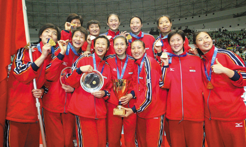 2003年11月15日,中国女排获第九届女排世界杯冠军.