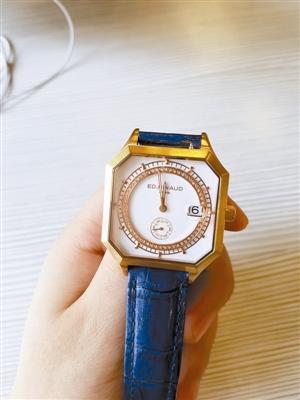 图为刘敏花费22500港币从诗贝朗买的手表。 深圳晚报记者余瑶 摄