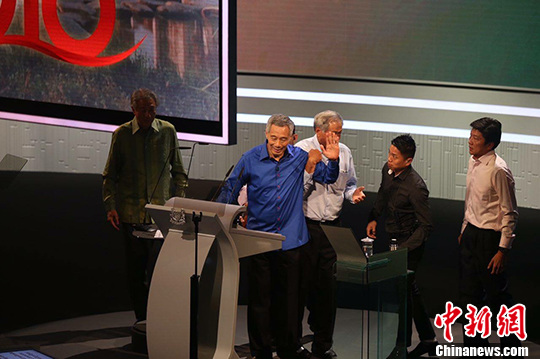 8月21日晚，新加坡总理李显龙在新加坡国庆群众庆祝大会演讲时，突然身体不适，演讲不得不中断。 中新社记者 东方 摄