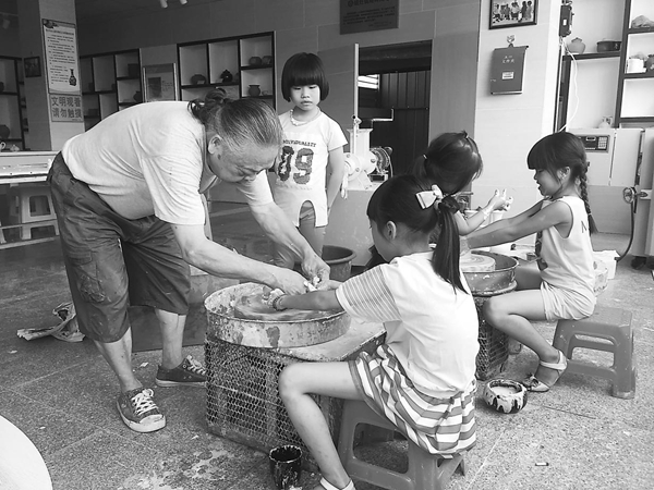 台湾陶艺师吴正宏在制陶.