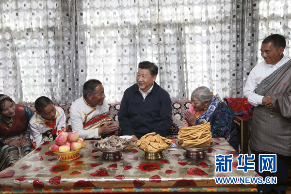 这是8月22日下午，习近平在海西蒙古族藏族自治州格尔木市唐古拉山镇长江源村藏族村民申格家中同一家人亲切交谈。 新华社记者 兰红光