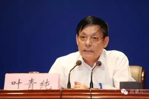1988年就已进入监察部,历任二局二处副处长、办公厅正处级秘书等职,当时,担任监察部部长的是尉健行。叶青纯曾自述,他进入监察部之初,就参与了一个铁道部副部长的大要案。他没有透露该名铁道部副部长的名字,不过,公开信息显示,尉健行担任监察部部长时,曾于1988年查处了铁道部副部长张辛泰案。