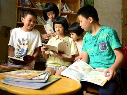 农村新报讯 暑假期间,来凤县革勒车镇大地龙村的孩子们在村农家书屋