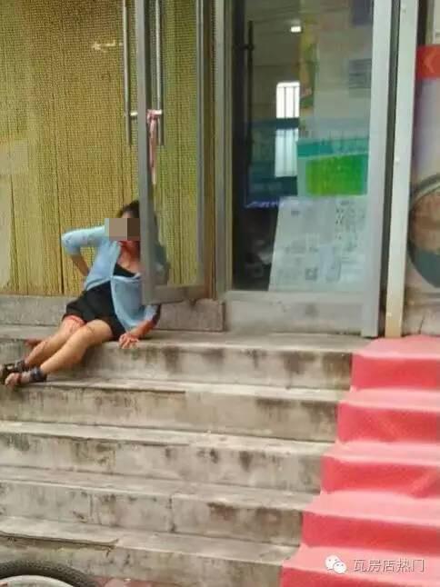 8月20日，辽宁瓦房店市一彩票站打票员遭遇抢劫被刺伤。 目击者供图