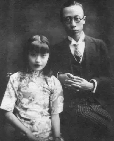 淑妃文绣因不堪忍受皇帝、皇后的虐待和牢笼般的生活,与溥仪离了婚。