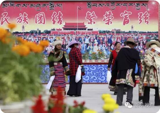 2004年,世代生活在这里的400多名藏族牧民响应国家三江源生态保护政策,从长江源地区搬迁至格尔木市南郊的移民定居点,建起了美丽的长江源村。