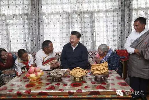 习近平走进长江源村87号,村民申格的家。藏式客厅宽敞明亮,茶几上摆放着手抓肉、馓子、糕点和水果。习近平同申格一家坐在一起拉家常。