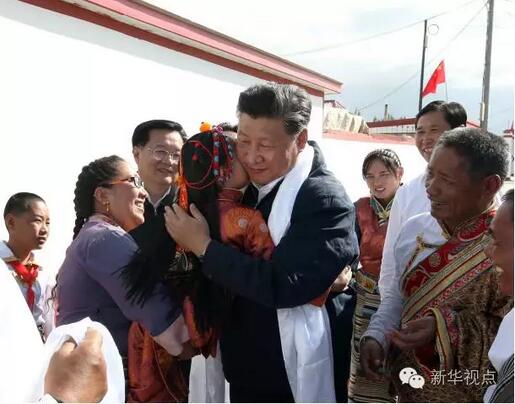 这位小姑娘叫次央拉姆,出生在长江源村,今年5岁了,在欢送的人群中显得格外抢眼。她让大人抱着向总书记敬献哈达,总书记俯身轻轻亲吻孩子的脸颊,希望她健康成长。