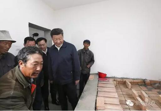 总书记察看房屋格局,了解施工进展,关心火炕取暖效果。