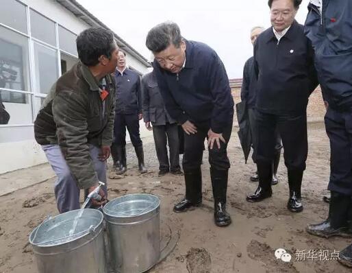 班彦村五社和六社地处海拔2700米的大山深处,不通自来水,村民们用的都是窖水。看到新居的院子里两个水桶装上了自来水,习近平说,新村水、电、通信都方便了,希望乡亲们日子越过越好。