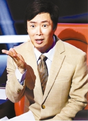 本报讯(记者 祖薇)8月26日21点10分,浙江卫视《中国新歌声》将播出周杰伦战队五强争夺战,作为梦想导师出场的小哥费玉清,现场笑料与表情包齐飞,堪称“史上最爆笑助阵导师”。
