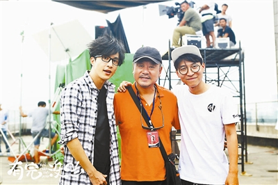 本报讯(记者 肖扬)由王啸坤首次担纲导演,范伟领衔主演,贾静雯、刘俊昊、Mike隋、宋阳、范、林更新、薛之谦等明星加盟的电影《有完没完》(原名《生于四月一日》)日前组织媒体探班,当天范伟和薛之谦两位“恐高”者在天台上拍摄了一场对手戏。