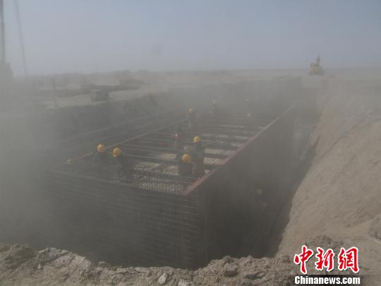大漠戈壁的施工现场常常飞沙走石。火箭军某工程部队供图