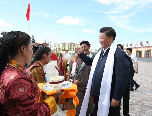 8月22日至24日,中共中央总书记、国家主席、中央军委主席习近平在青海调研考察。这是8月22日下午,习近平在海西蒙古族藏族自治州格尔木市唐古拉山镇长江源村考察时接受村民献上的青稞酒。新华社记者 庞兴雷 摄