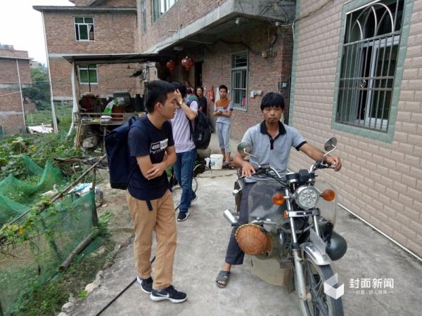 陈文辉的父亲(右)接到派出所电话,准备出门。 本文图片均为 封面新闻 图