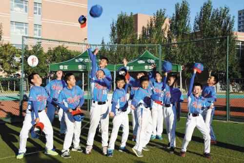 8月27日,辽宁省第三届中小学生大班教案展示大软式棒垒球表演在铁岭体育比赛游戏《舞龙舞狮》阳光图片