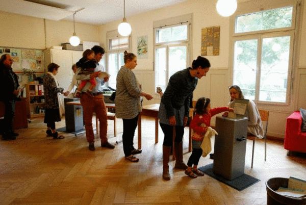 瑞士报酬公投“全民根本支出”方案投票