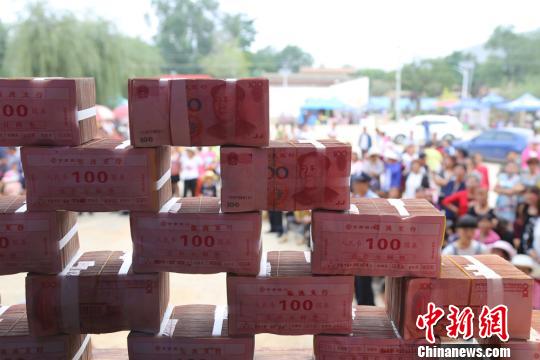 图为村民都来围观。 刘玉桃 摄