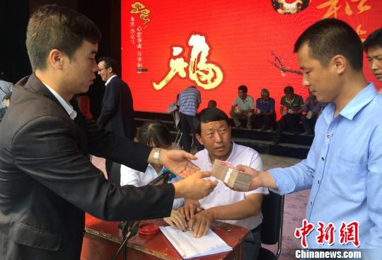 图为村民领分红。 刘玉桃 摄
