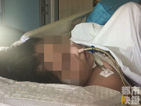 女孩躺在医院病床上