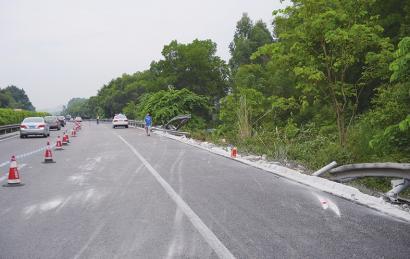 许,一辆牌号为桂A93638的大客车在广昆高速公路坛洛 ...