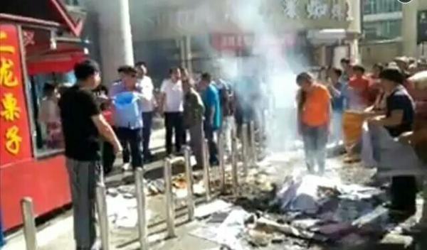 8月29日，河北省容城县双隆商厦门口“林师傅烘焙房”女店员与他人发生言语肢体冲突，遭老板打脸后喝药死亡。微博 图