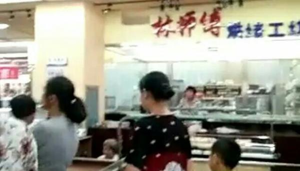 河北女店员与同事冲突受伤后被解除合同，3天后回店服药死亡