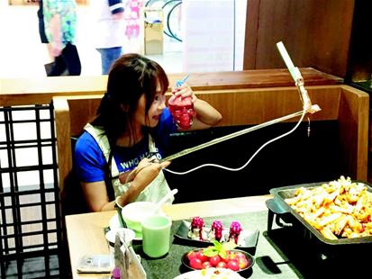 楚天都市报讯 图为：网红在一家干锅店直播 图片由店家提供