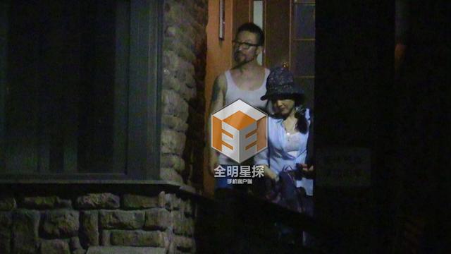 张纪中妻子与干儿子深夜密会,地库疑拥吻告别