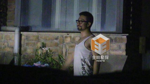 张纪中妻子与干儿子深夜密会,地库疑拥吻告别