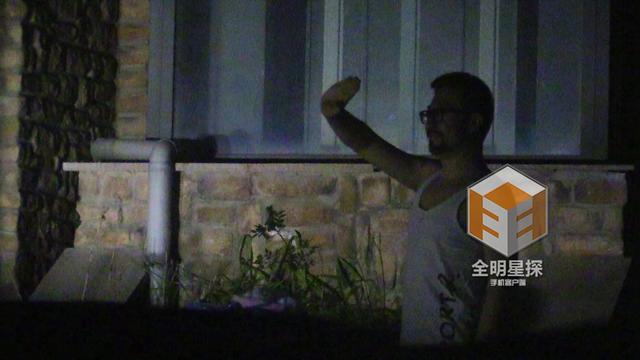肖齐恋恋不舍,挥手向樊馨蔓道别