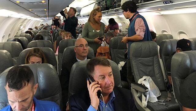 【环球网综合报道】据俄新社8月31日消息，美国一架客机载客抵达古巴，系50年来从美国飞往古巴的第一架商业直飞航班。