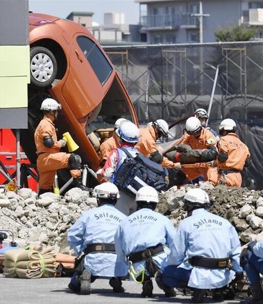 日本"防灾日"举行大规模应对地震演习 安倍前往现场观摩(组图)