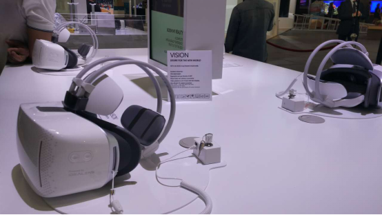 阿尔卡特这款VR一体机的设计造型与国内VR产品IDEALENS K2极为相似,都将电池放置在头带后方,左侧为音量控制键,右侧为触摸面板,无需摘眼镜即可佩戴。不过,Vision VR 的机身为纯白色,IDEALENS K2则是金属灰黑。