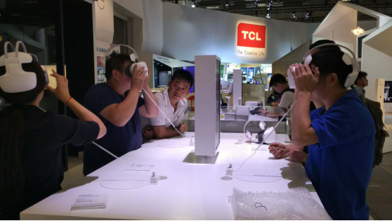 阿尔卡特这款VR一体机的设计造型与国内VR产品IDEALENS K2极为相似,都将电池放置在头带后方,左侧为音量控制键,右侧为触摸面板,无需摘眼镜即可佩戴。不过,Vision VR 的机身为纯白色,IDEALENS K2则是金属灰黑。