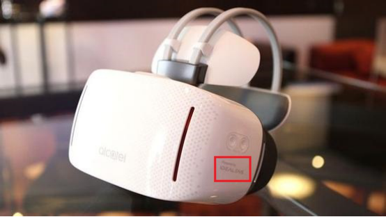 阿尔卡特这款VR一体机的设计造型与国内VR产品IDEALENS K2极为相似,都将电池放置在头带后方,左侧为音量控制键,右侧为触摸面板,无需摘眼镜即可佩戴。不过,Vision VR 的机身为纯白色,IDEALENS K2则是金属灰黑。