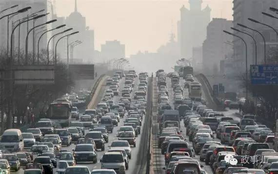 近年来,北京、上海等大城市纷纷推出机动车“限购限行”政策。