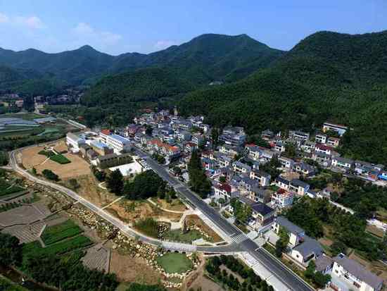 从空中俯瞰安吉县天荒坪镇余村,三面青山环绕,入眼皆是美景.