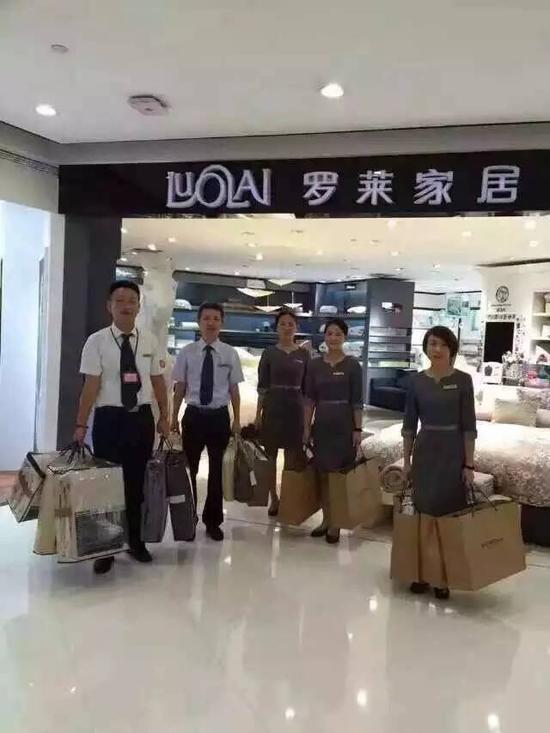 到目前为止,最爱血拼的竟然是俄罗斯团,完全就是传说中的扫货。今天中午10点40分左右到达,14:20离开,俄罗斯团在杭州大厦血拼了三个多小时里,他们购买了:18万元的罗兰床品、7万多元的千足珍珠、29000元的伊丽罗氏、29800元的DOLCE&GABBANA礼服、5000元的玩具。