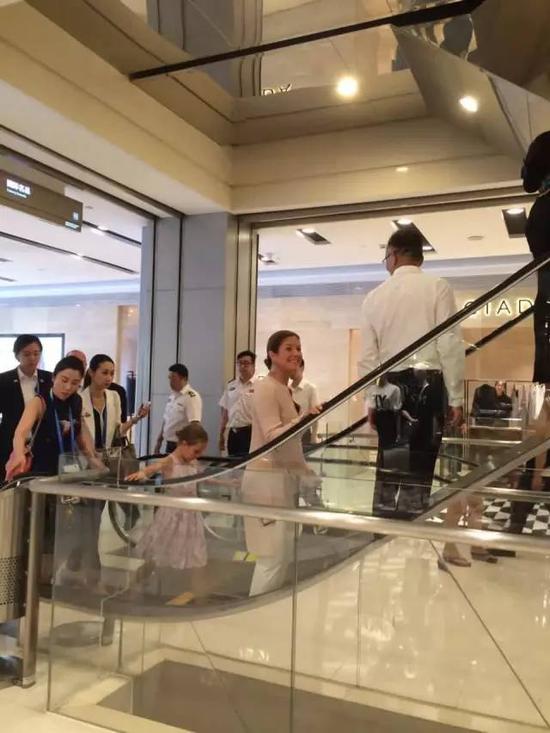 15:35 总理夫人一行人来到AB座2楼连廊处的名品买手店专柜。总理夫人试穿了一件DOLCE&GABBANA品牌的晚礼服,感到满意,以3000元的价格购买。