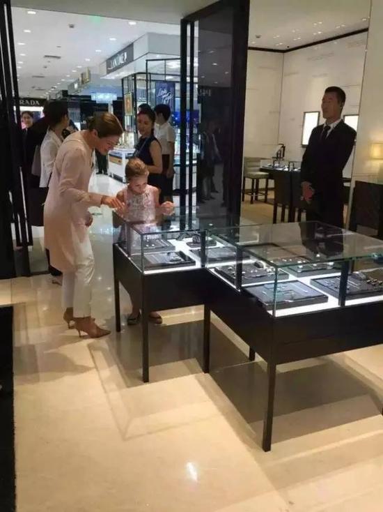 16:00 新解百集团董事长童民强先生与总理夫人在CHANEL店铺前合影,并在A座正门口送别加拿大总理夫人一行人,后总理夫人乘车离开杭州大厦。