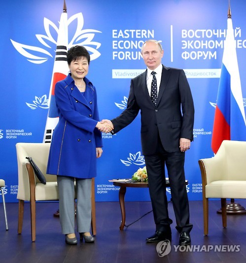9月3日，在俄罗斯远东联邦大学，朴槿惠（左）和普京共同会见记者。（图片来自韩联社）